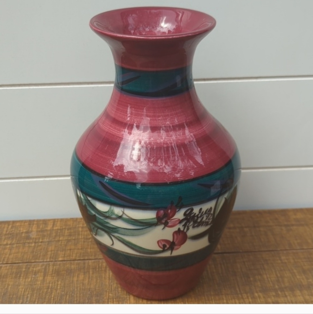 Signed Red Grapevine Gail Pittman Vase - Picture 6 of 6
